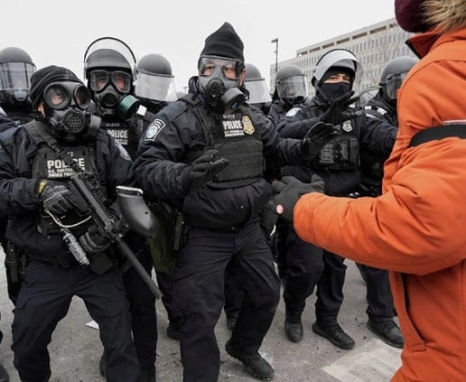 ترامب يهدد بتفعيل قانون التمرد إثر احتجاجات مينيسوتا