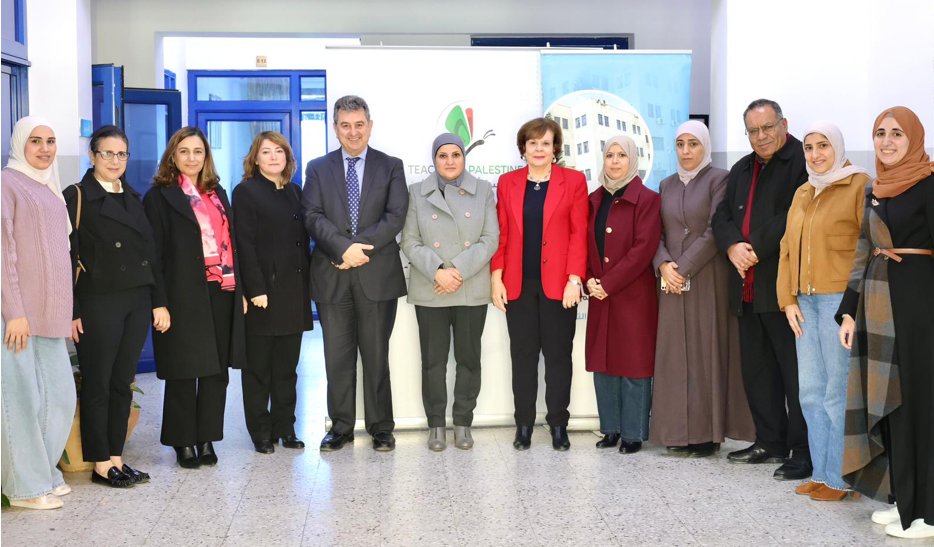 "نُعلّم لفلسطين" تسلم أجهزة حاسوب للمعهد الوطني للتدريب التربوي  بدعم من بنك فلسطين